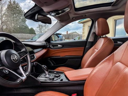 Used 2017 Alfa Romeo Giulia Sprint w/ Cold Weather Package image 5