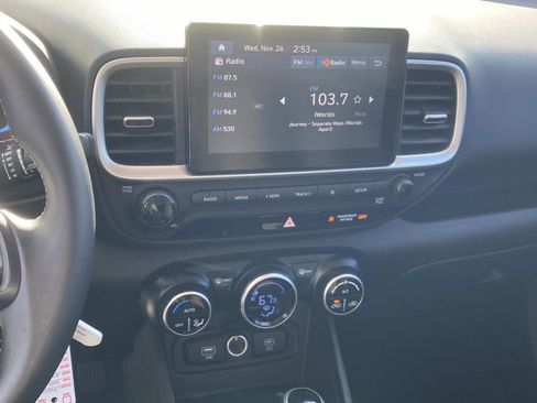 Used 2023 Hyundai Venue SEL image 21