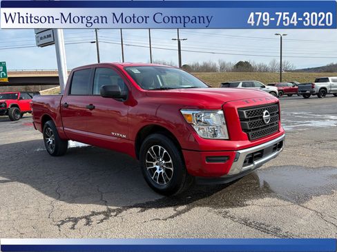 Used 2022 Nissan Titan SV image 3