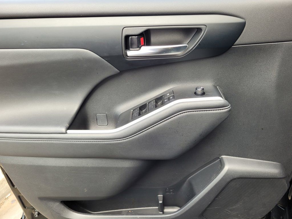 Used 2024 Toyota Highlander XSE AWD/4WD image 17