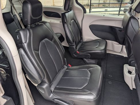 Used 2023 Chrysler Pacifica Touring-L FWD image 5