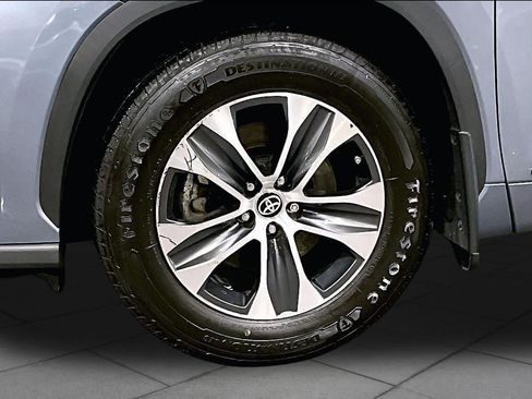 Used 2022 Toyota Highlander XLE AWD/4WD image 11