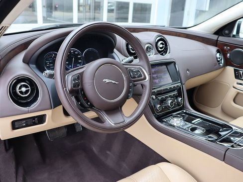 Used 2014 Jaguar XJ image 11