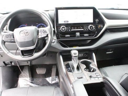Used 2023 Toyota Highlander Limited image 12