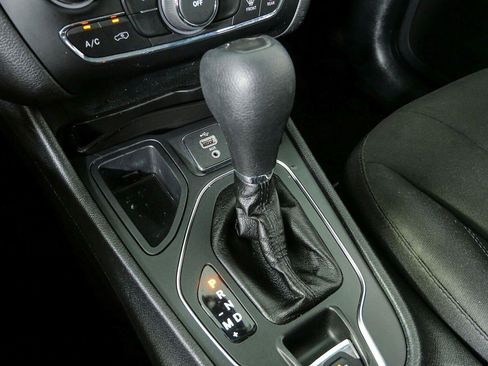 Used 2019 Jeep Cherokee Latitude w/ Popular Appearance Group FWD image 15