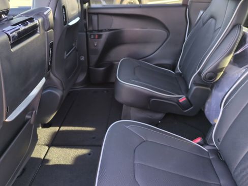 New 2026 Chrysler Pacifica Limited image 17