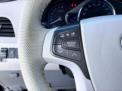 Used 2014 Toyota Sienna XLE image 21