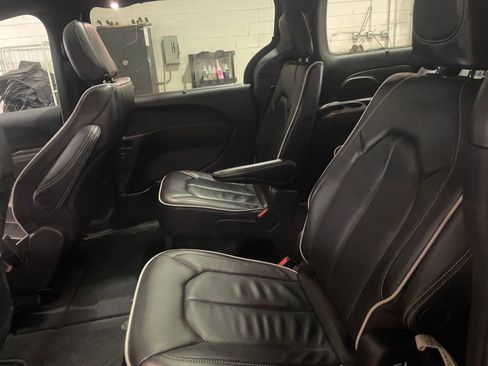 Used 2025 Chrysler Pacifica Limited image 30