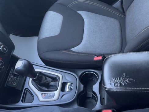 Used 2016 Jeep Cherokee Sport image 27