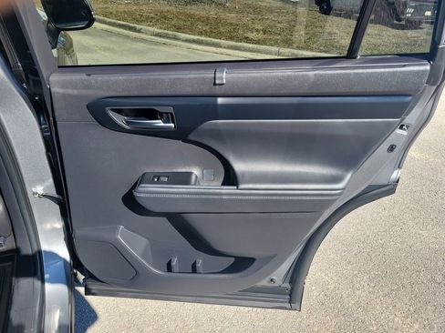 Used 2025 Toyota Highlander XLE image 37