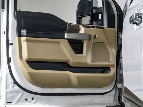 Used 2017 Ford F250 Lariat w/ Chrome Package image 32