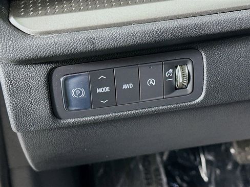 Used 2025 Chevrolet Traverse LT image 15