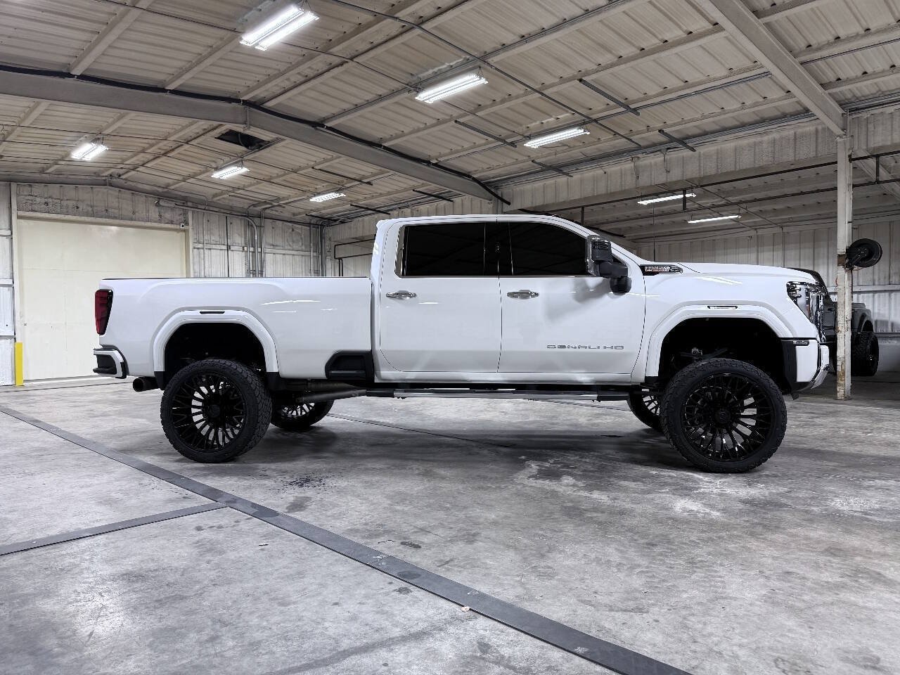 Used 2024 GMC Sierra 3500 Denali w/ Denali Reserve Package AWD/4WD image 2
