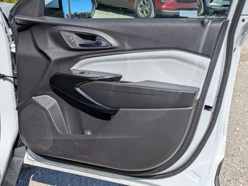 Used 2025 Chevrolet Trax LT w/ LT Convenience Package image 33