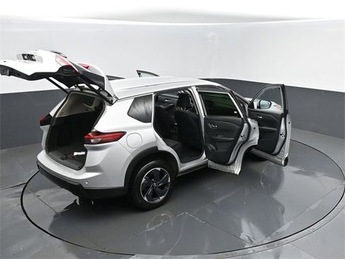 Used 2024 Nissan Rogue SV image 28