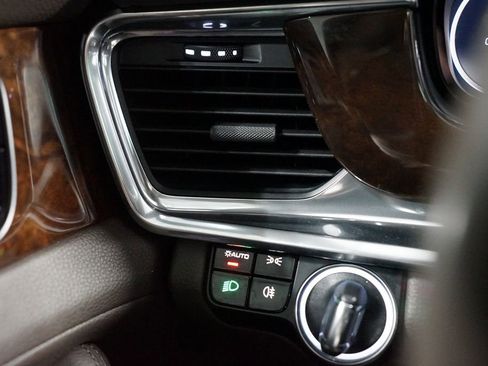 Used 2018 Porsche Panamera image 25