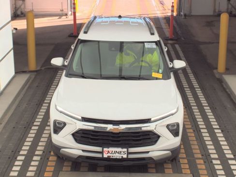 Used 2025 Chevrolet TrailBlazer LT image 2