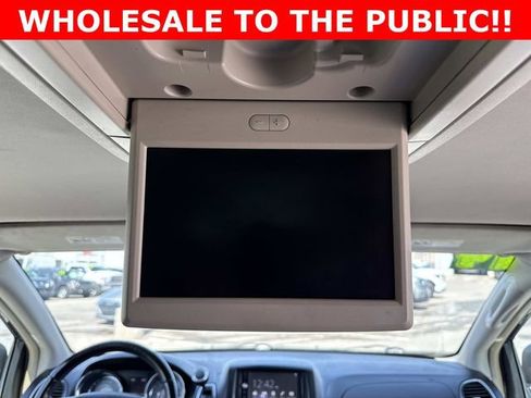 Used 2014 Chrysler Town & Country Touring image 23