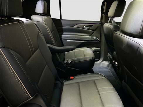 Used 2025 Chevrolet Traverse High Country image 30