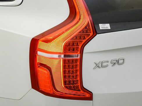 Certified 2022 Volvo XC90 T5 Momentum AWD/4WD image 12