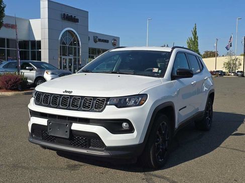 Used 2025 Jeep Compass Latitude w/ Convenience Group AWD/4WD image 15