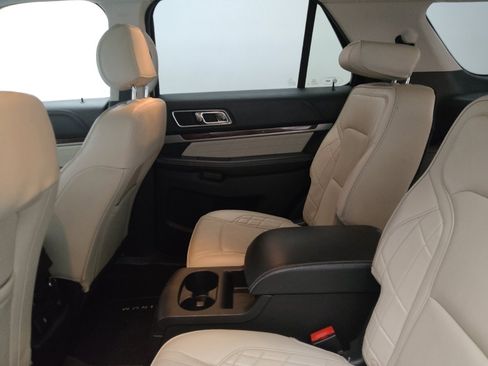 Used 2017 Ford Explorer Platinum image 18