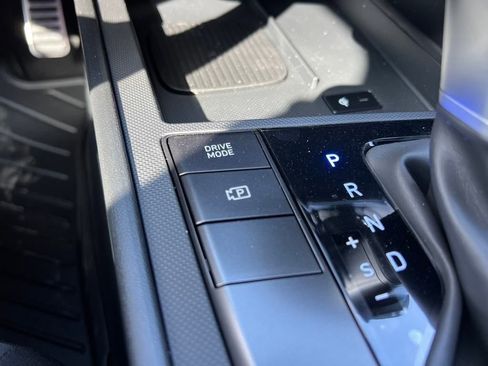 Used 2025 Hyundai Elantra SEL image 18