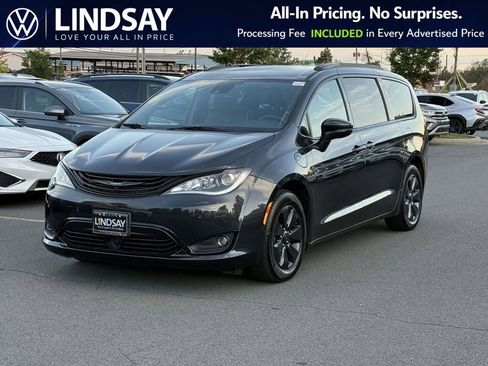 Used 2019 Chrysler Pacifica Limited w/ Advanced Safetytec Group FWD image 4