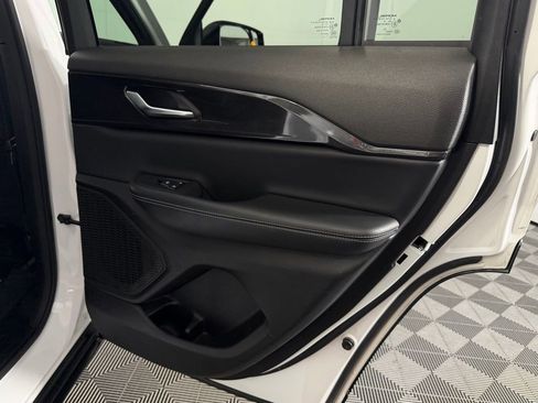 Certified 2023 Jeep Grand Cherokee Altitude image 28