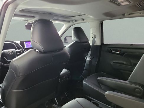 Certified 2023 Toyota Highlander XLE image 22