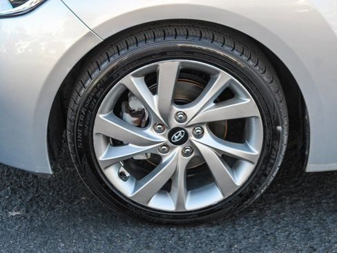 Used 2017 Hyundai Veloster Base image 7