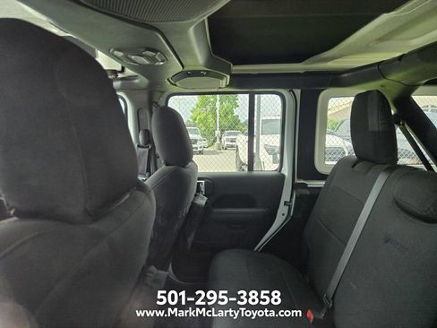 Used 2018 Jeep Wrangler Unlimited Sahara AWD/4WD image 4