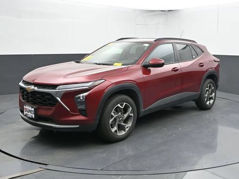Used 2025 Chevrolet Trax LT FWD image 7