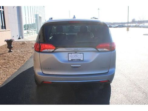 Used 2017 Chrysler Pacifica Limited w/ UConnect Theater Package image 4