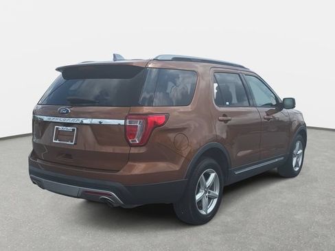 Used 2017 Ford Explorer XLT w/ Equipment Group 202A FWD image 5
