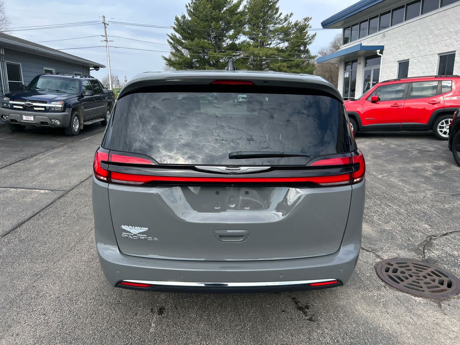 Used 2025 Chrysler Pacifica Select FWD image 4
