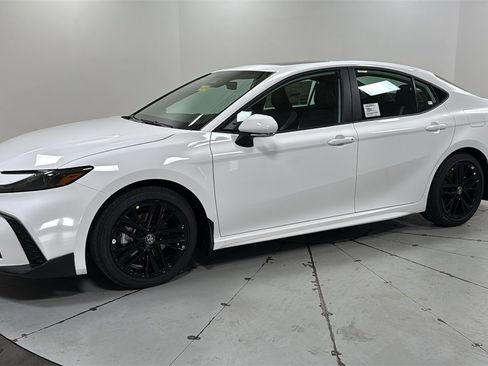 New 2026 Toyota Camry SE image 1