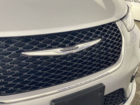 Used 2024 Chrysler Pacifica Limited image 37