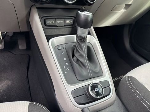 Used 2022 Hyundai Venue SEL image 9