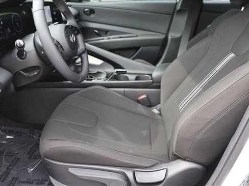Certified 2025 Hyundai Elantra SEL FWD image 11