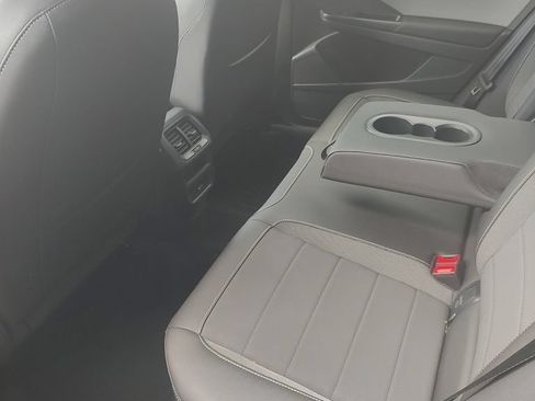 Used 2023 Volkswagen Taos SE w/ Panoramic Sunroof Package FWD image 7