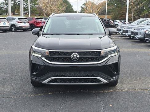 Used 2024 Volkswagen Taos SE image 2