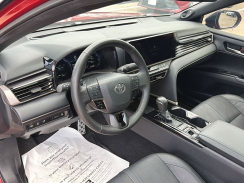 Used 2025 Toyota Camry Hybrid FWD image 19