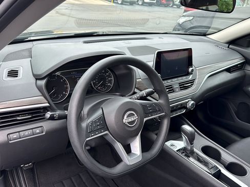 Used 2025 Nissan Altima 2.5 SV FWD image 11