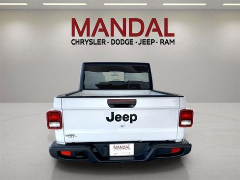 Used 2023 Jeep Gladiator Sport image 7