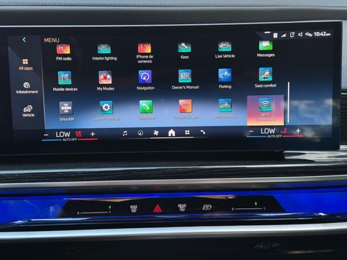 Used 2025 BMW 740i w/ Premium Package RWD image 28