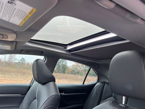 Used 2018 Toyota Camry XSE image 16