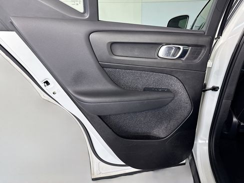 Used 2023 Volvo XC40 B5 Plus image 26