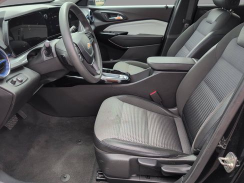 Used 2024 Chevrolet Trax LT FWD image 3