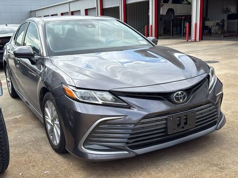 Used 2022 Toyota Camry LE image 2